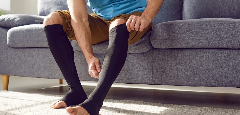 man using compression to prevent venous leg ulcers
