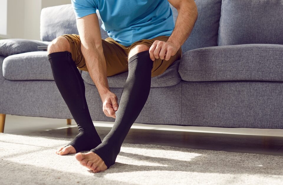 man using compression to prevent venous leg ulcers