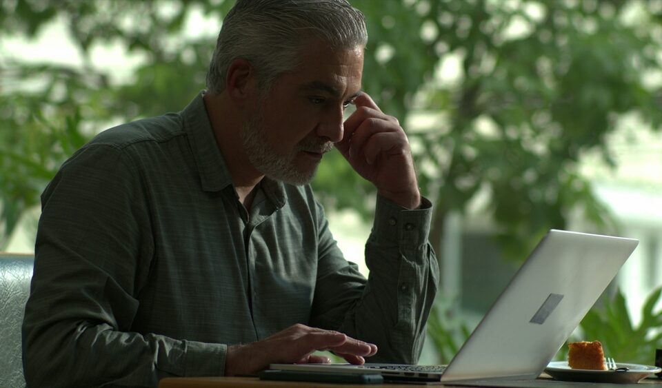 man researching the cost of varicose vein treatment near Baltimore