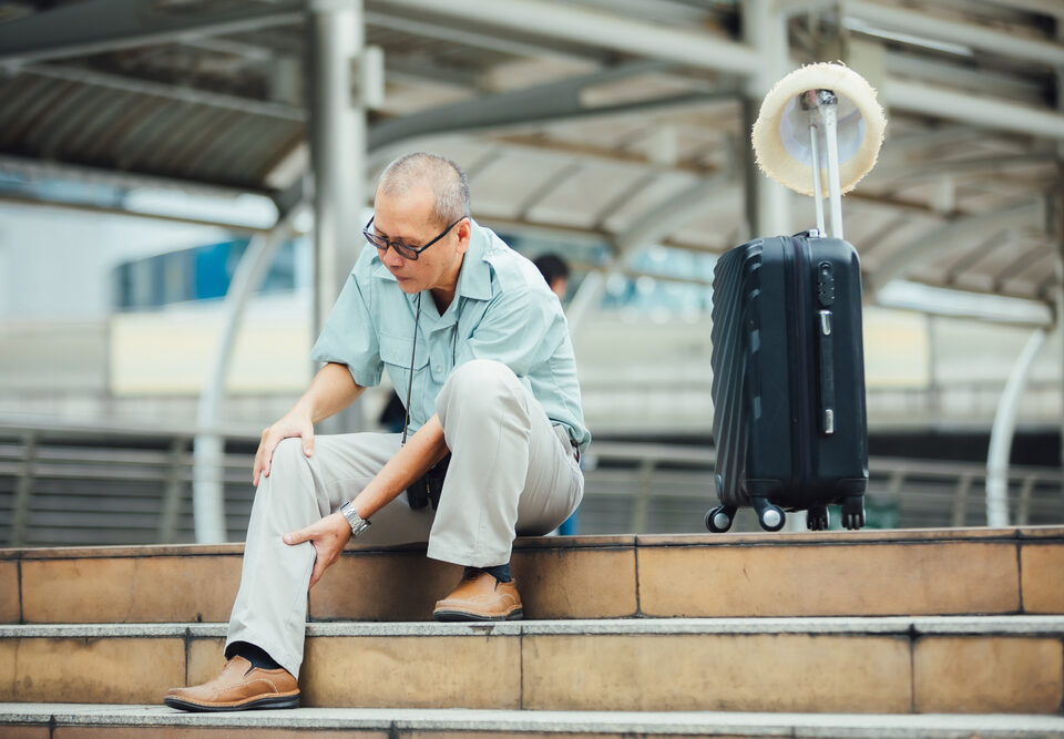 man in pain traveling with common vein conditions